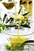 Olivenöl in Glasschale gießen