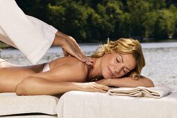 Frau bei Massage am See (aussen)