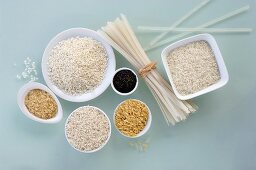 Verschiedene Reissorten und Reisnudeln