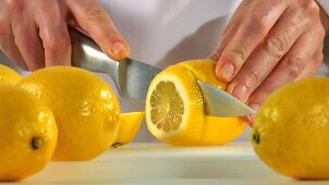 Zitrone in Scheiben schneiden