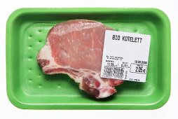 Rohes Bio-Schweinekotelett in Styroporverpackung von oben