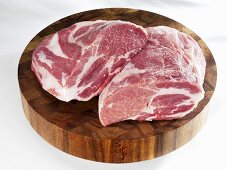 Rohes Schweinefleisch (Halsgrat) auf Schneidebrett