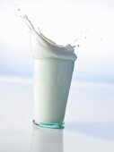 A glass of milk (splash)