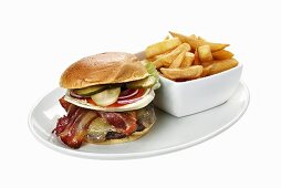 Cheeseburger mit Bacon und Pommes frites