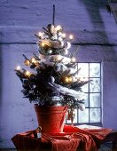 Weihnachtsbaum im Blumentopf mit Schneeball-Kugeln