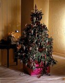 Weihnachtsbaum in dunkelrot/violett 