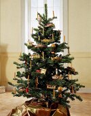 Weihnachtsbaum mit nostalgischem Spi elzeug geschmückt