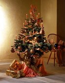 Weihnachtsbaum in gold, große Engelf igur davor