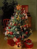 Weihnachtsbaum, bunter Papierschmuck  und Glaswolle