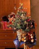 Kleiner Weihnachtsbaum mit Teddybäre 