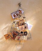 Drahtgestell als Weihnachtsbaum mit vielen Weihnachtskarten