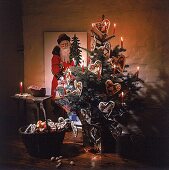 Weihnachtsbaum mit Lebkuchenherzen 
