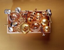 Gold und Silberscmuck in der Kiste: Form von Musikinstrumenten
