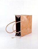 Stadttasche aus robustem mattem Leder im Naturton, Still