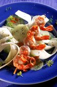 Chili-Garnelen-Spiesse mit GurkenRettich-Salat,  auf blauem Teller