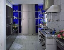 Küche mit Edelstahlverkleidungen und blauen Glaswänden