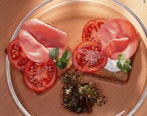 Trennkost (KH):Toast mit Tomate und Cervelatwurst.