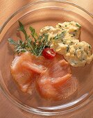 Trennkost (E): Ruehrei mit Lachs und Rucola.