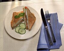 Trennkost (KH): Schinken-Sandwich mit Frischkaese.