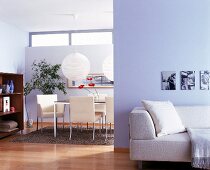 Hellblauer Wohnraum mit schlichten Möbeln im sixties-Look