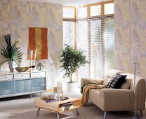 Wohnzimmer in Pastelltönen, 50erJahre Stil, beiges Sofa