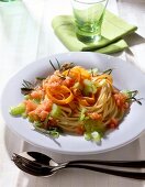 Spaghetti mit Gemuesesugo, Trennkost (KH), weisser Teller