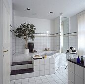 Weiß gefließtes Badezimmer, Stufen zur Badewanne