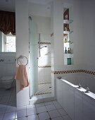 Dusche als seperater Raum im Bad, Bordüre: braun/beige Graniteinleger