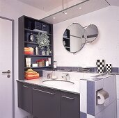 Badezimmer mit runden Spiegeln schwarzen Schränken,Karo-Becher