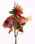 "Red Snapper"+Tintenfisch (roh) mit Limette und Minze aufgespießt