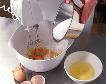 Tiramisu-Step 2: Eigelb und Zucker aufschlagen