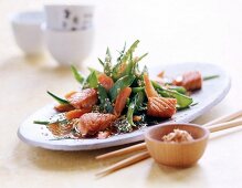 Fischsalat asiatische Art mit Sesam: Lachsfilet + Zuckererbsen