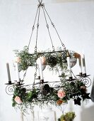 Doppelstöckiger Kerzenkronleuchter dekoriert mit Asparagus, Efeu, Rosen