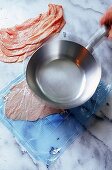 Wiener Schnitzel zubereiten (2): Fleisch mit einer Pfanne plattieren