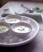 Geeiste Spargel-Velouté (Suppe), Schaelchen stehen auf Eis, Nr.2