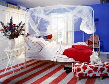 Schlafzimmer-Blaue Wände,Himmelbett, Teppich mit Streifenmuster