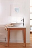 Waschtisch aus Birkenholz mit einer Keramikschüssel (Philippe Starck)