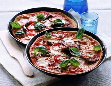 Pizza mit getrockneten Tomaten+ Basilikum