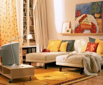 Sofa als Doppelliege, gelbe Kissen, Ölgemälde+Regal darüber