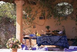 Mediterran anmutendes Buffet auf der verwilderten, überdachten Terrasse