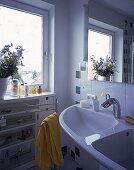 Doppelwaschtisch: Blumenstrauß spiegelt sich im Badezimmer