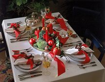 grün-rot-weiß gedeckter Tisch, Deko aus Moos Äpfeln u. Efeu
