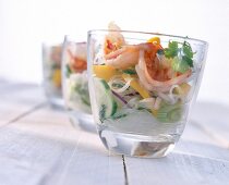 Glasnudeln mit Scampi und Mango in mehreren Gläsern