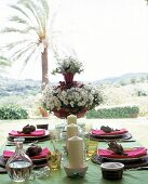 Sommerlich gedeckter Tisch in pink, weiß und grün