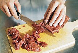Rindfleisch wird in Streifen geschnitten