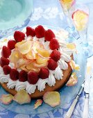 Torte mit Erdbeeren u. Rosenblättern auf Marzipan und Sahne