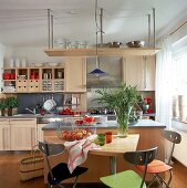 Küche mit Ahornmöbeln im modernen Landhauslook.