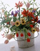 Frühlingsblumenstrauß mit Tulpen, Annemonen, Amaryllis