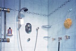Dusche, ausgestattet mit einem Kneippschlauch
