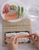 Maki-Rolle mit Thunfisch-und Lachsfilet belegen, Sushi  Step.:4